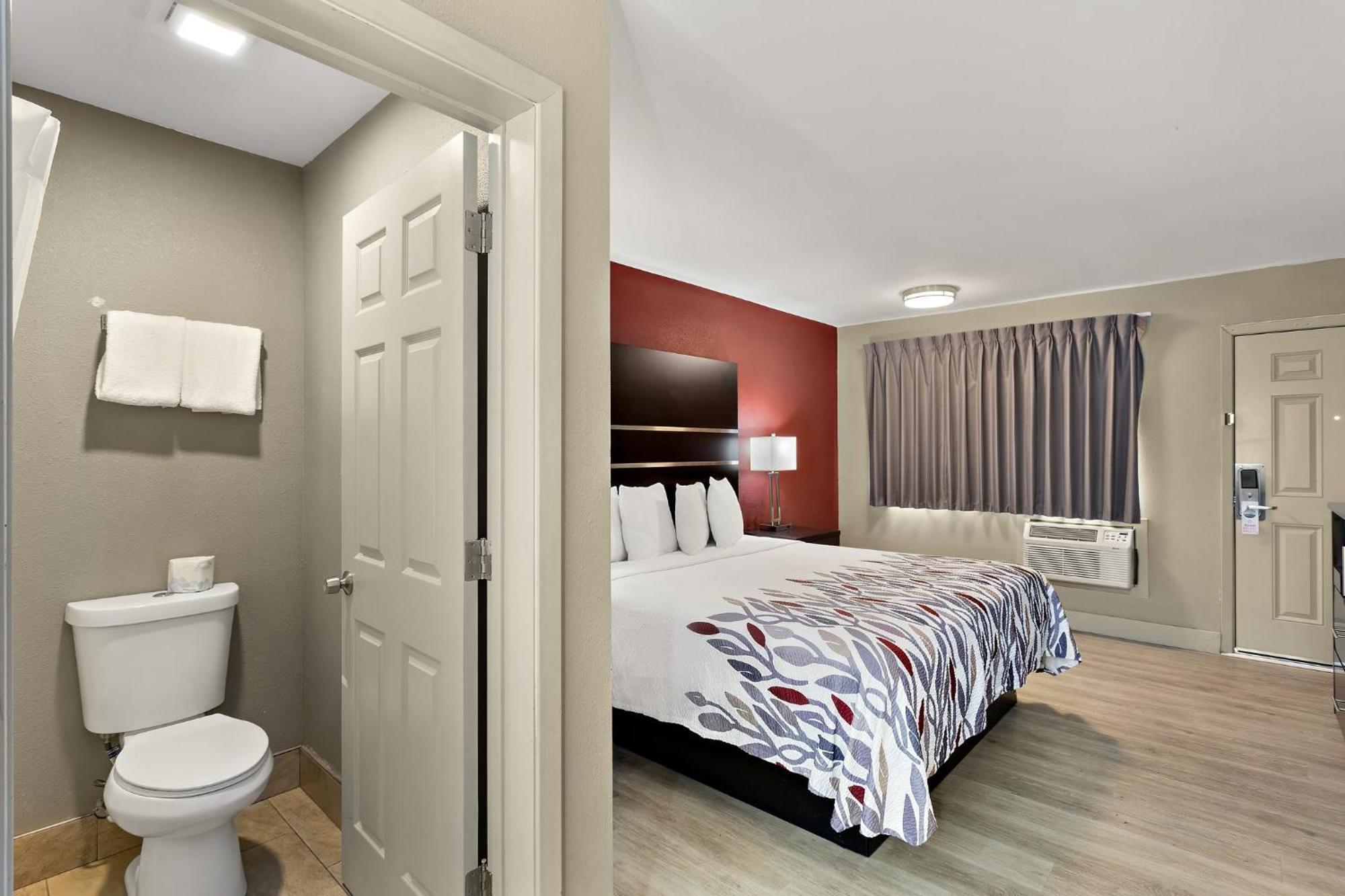Red Roof Inn Redding Bagian luar foto