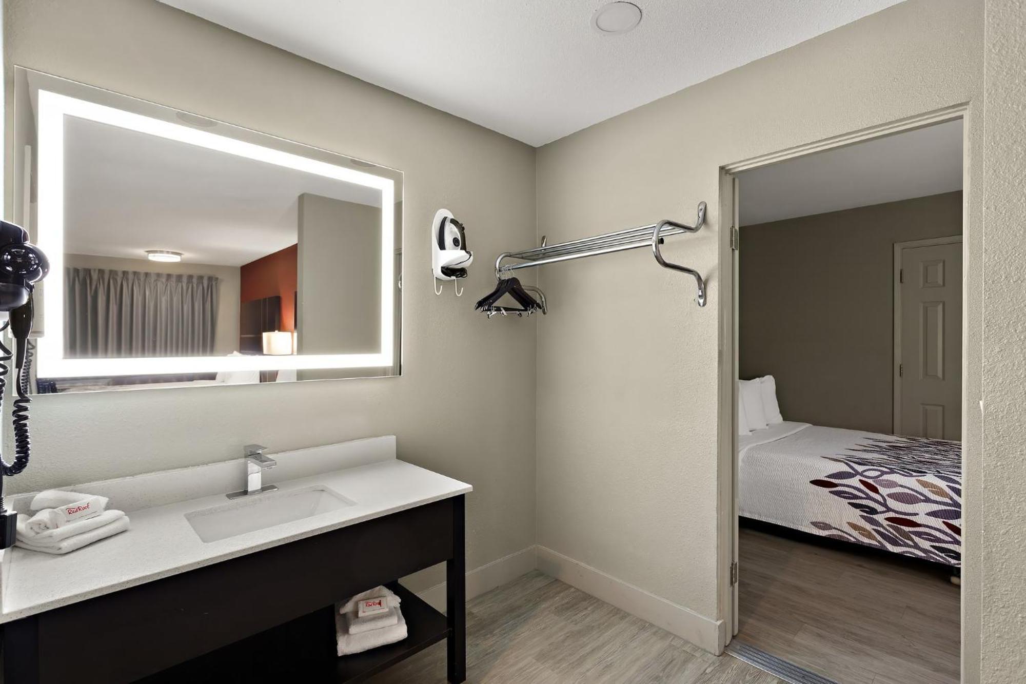 Red Roof Inn Redding Bagian luar foto