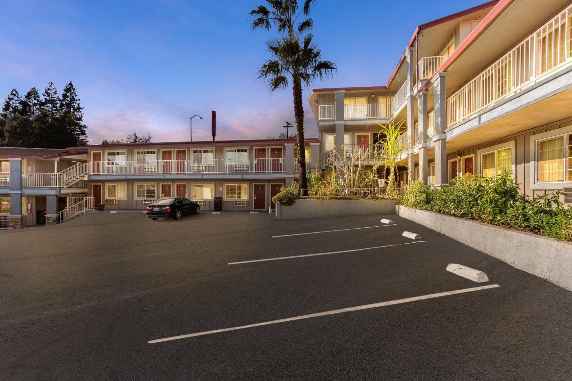 Red Roof Inn Redding Bagian luar foto