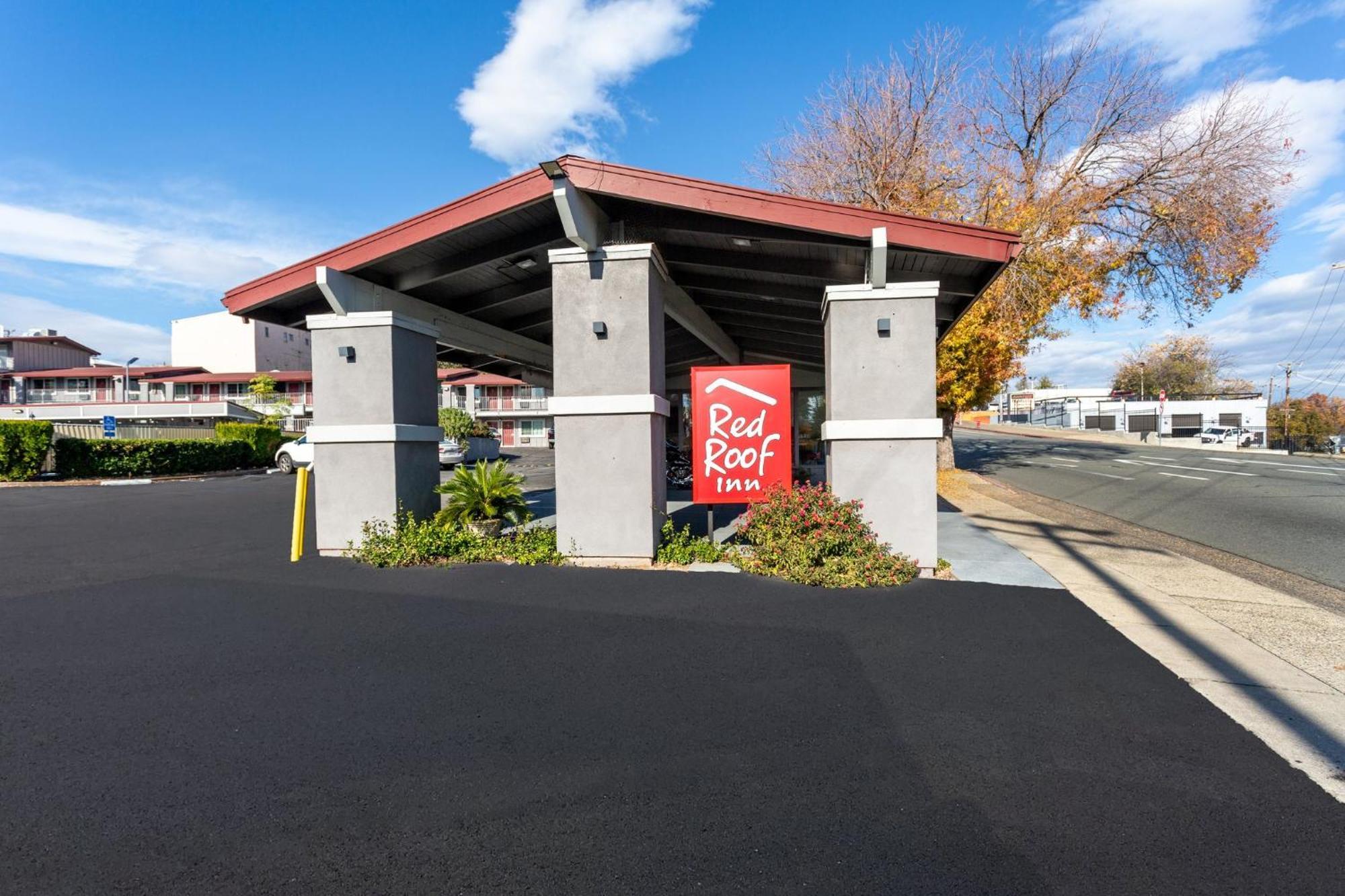 Red Roof Inn Redding Bagian luar foto