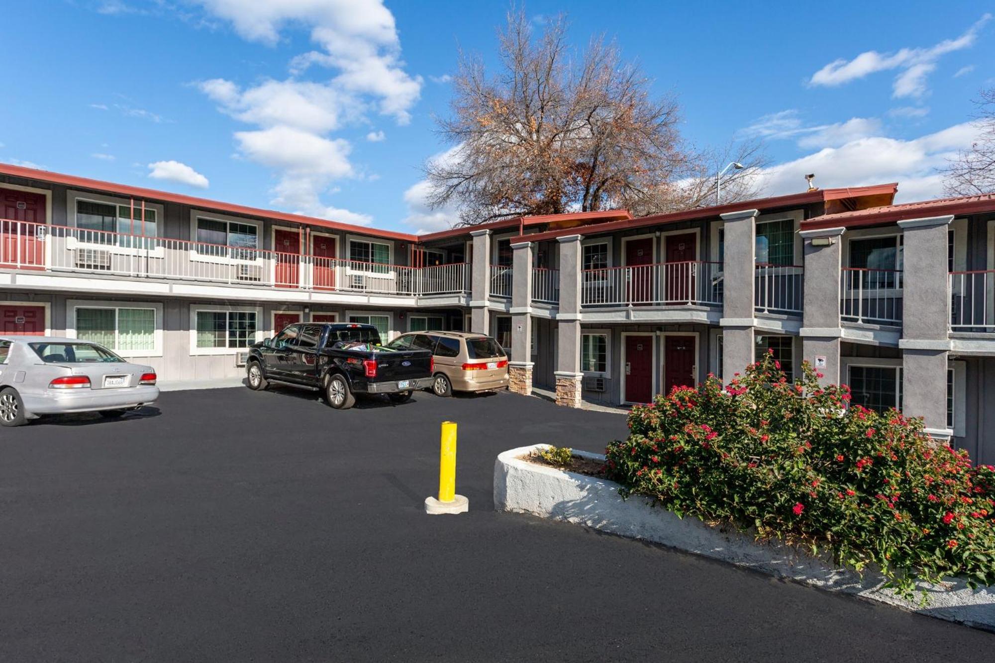 Red Roof Inn Redding Bagian luar foto